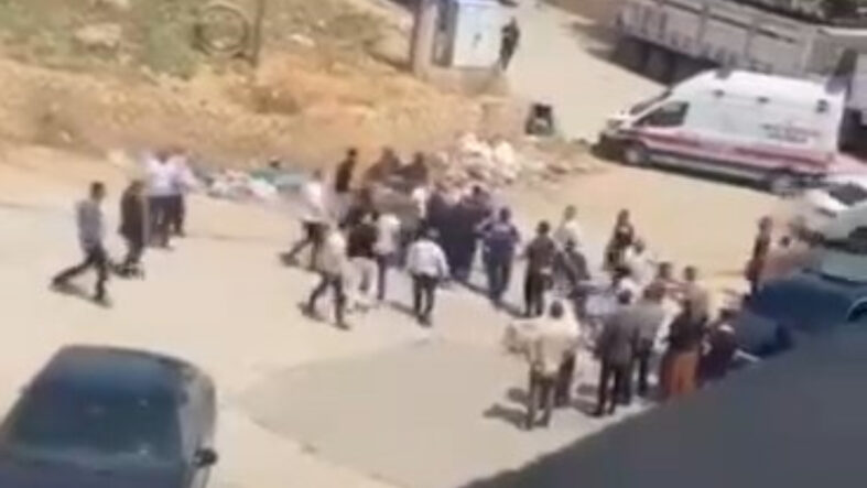 Mardin’de 1 kişinin öldüğü akraba ailelerin arazi kavgası görüntülendi