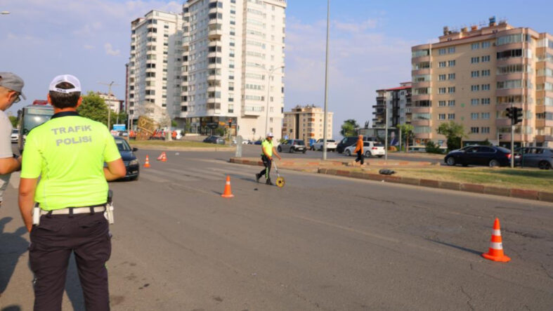 Kahramanmaraş’ta karşıya geçmek isteyen kadına otomobil çarptı