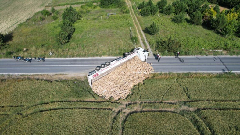 Arnavutköy’de tır devrildi: Tonlarca patates yola döküldü